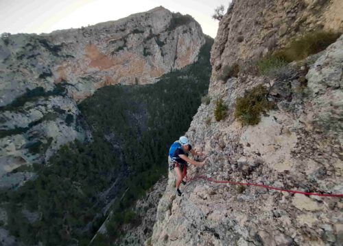 Escalada Vía Pic de les Àguiles en Alcoy | Diania Aventures
