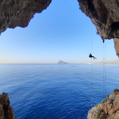 Vía Magic Mystery Tour (V+) – Escalada en los Acantilados del Mascarat (Altea)
